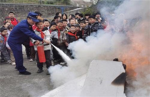 南江县八庙镇小学开展消防安全应急演练