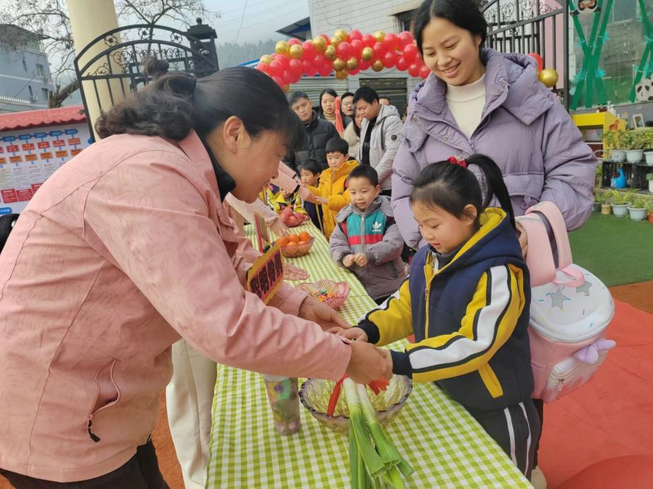 南江县下两镇中心幼儿园2024年春学期开学典礼