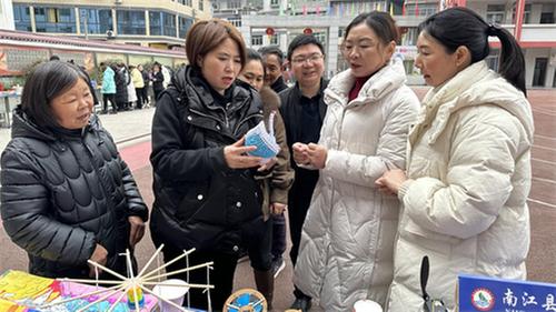 南江县长赤镇桥梁小学举行开学典礼暨表彰大会