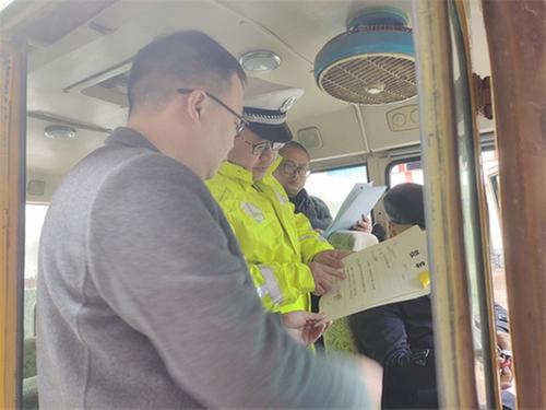 邻水县公安局交警大队联合县教科体局开展校车安全专项检查