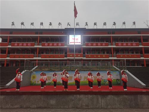 南江县下两镇小学举行“传承榜样力量 弘扬雷锋精神”主题升旗仪式
