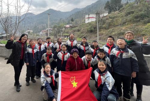 沙河镇乐坝小学开展“学雷锋见行动 ·关爱孤寡老人”主题实践活动                         