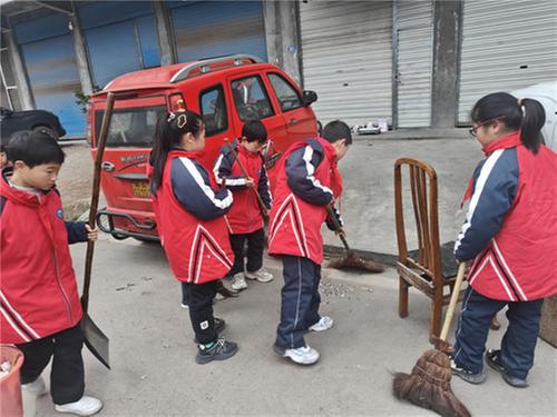 南江县沙河镇小学开展“春风暖三月 服务进社区 ”活动