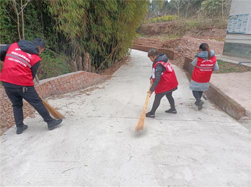 成都东部新区石板凳街道：弘扬雷锋精神 践行时代新风