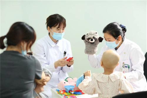 省直机关纪念“三八”国际妇女节114周年系列主题活动在蓉举行  省肿瘤医院护士长缪莎作为全省卫生健康系统代表发言