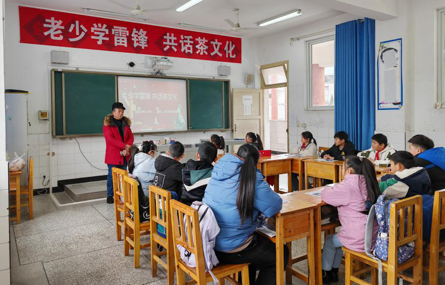 荥经县老科协赴五宪小学开展“老少学雷锋 共话茶文化”活动