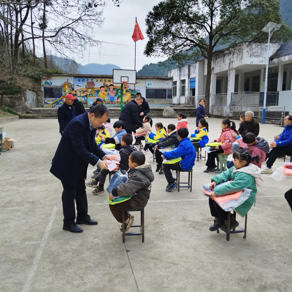 南江县公山镇小学桥坝教学点举行爱心捐赠活动