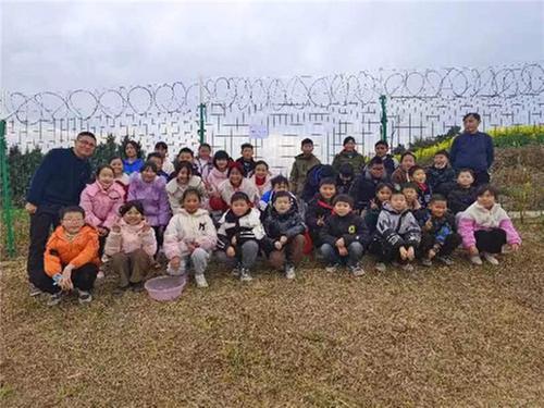 巴州区鼎山小学开展“春风十里 桃李芬芳”植树节活动