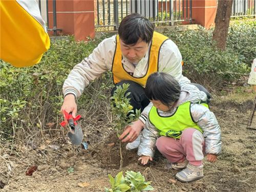 眉山天府新区青龙幼儿园开展植树节亲子活动