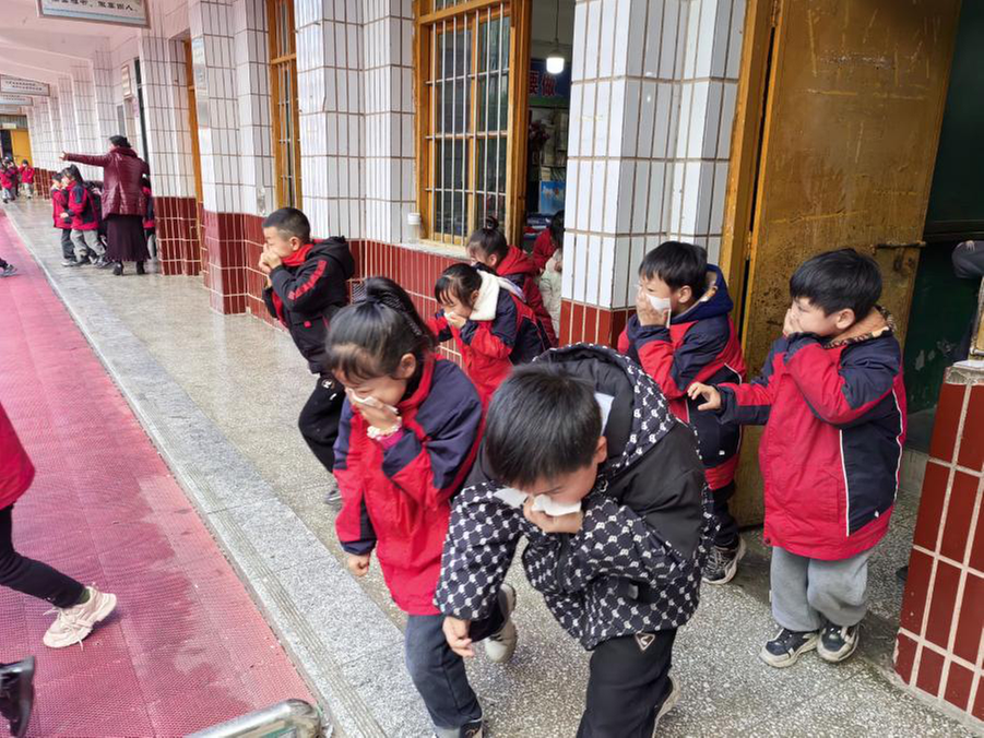 南江县长赤镇桥梁小学开展消防安全演练 防患于未“燃”