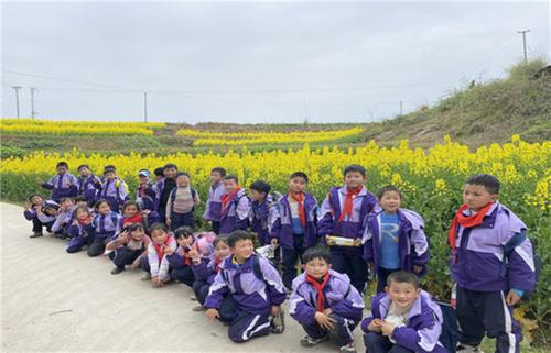巴州区鼎山镇小学开展“拥抱春天 亲近自然”户外踏青活动