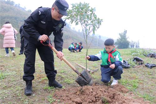 华蓥市特警开展植树主题党日活动