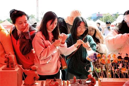 仁寿县：文明实践“赶集” 市民乐享志愿服务“大餐”