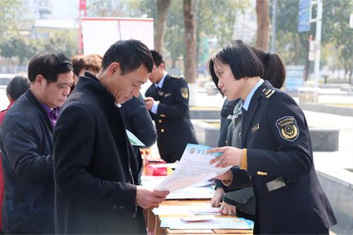 岳池县开展“3·15”国际消费者权益日现场咨询活动