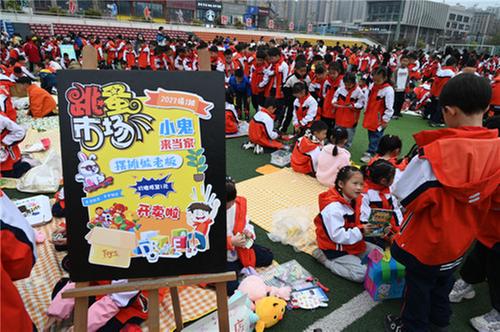 东兴区：爱心义卖