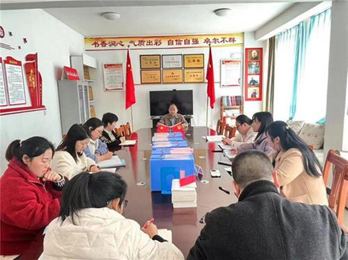 南江县公山镇小学召开毕业班教师座谈会