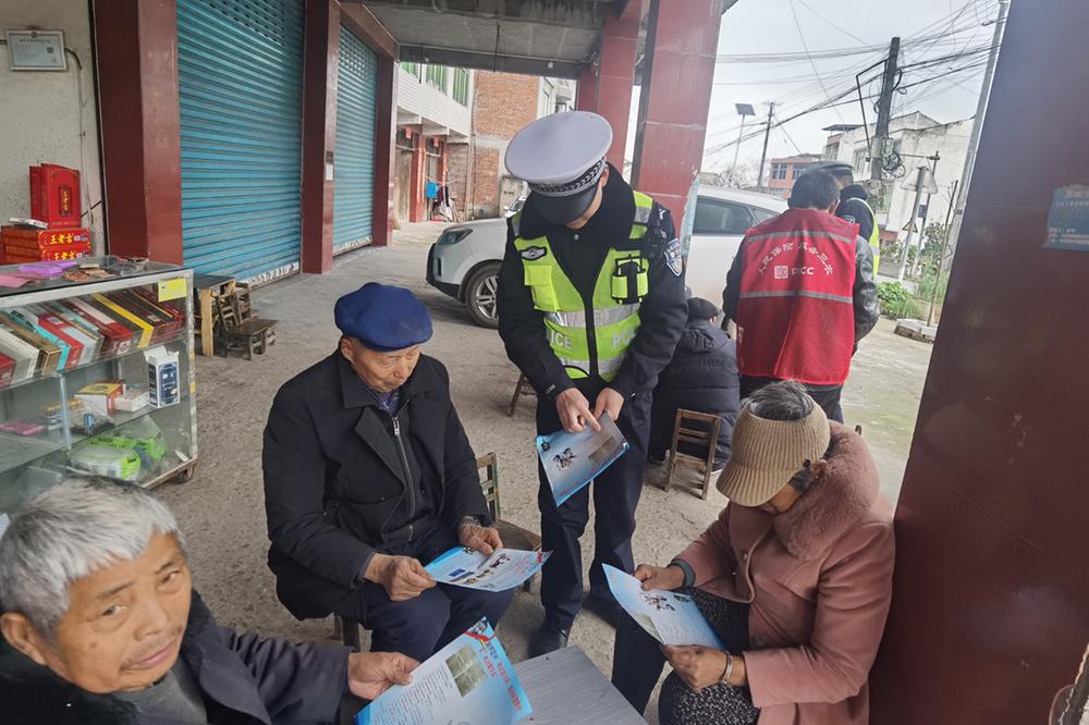 邻水县交警大队联合保险公司员工进村入户抓宣传