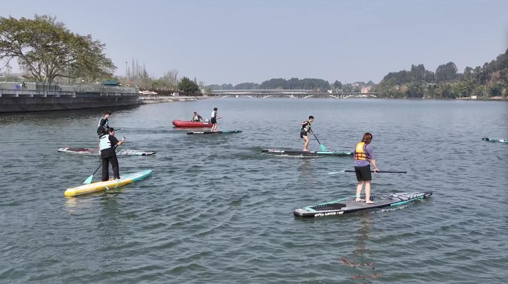 青神县：桨板运动“第一课”逐浪青神湖
