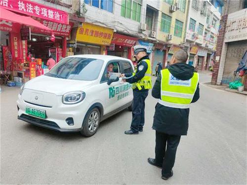 邻水县：赶场天  交警走上街头宣讲交规