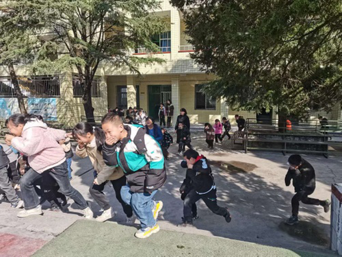 南江县沙河镇乐坝小学开展消防安全疏散逃生演练活动