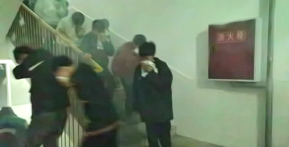 南江县八庙镇小学举行寄宿生夜间防火逃生演练