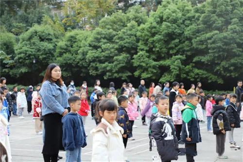 巴州区白云台实验学校开展雷锋月系列活动