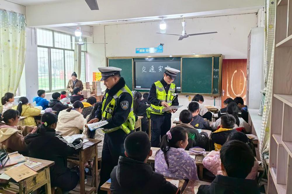 邻水县：交警走进校园上交通安全课