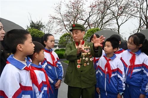 东兴区：讲述红色故事 缅怀革命先烈