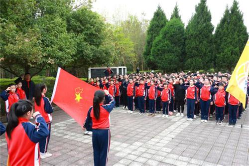 巴州区晏阳初实验小学开展“追寻晏阳初足迹 培育三美好少年”清明节主题教育活动 