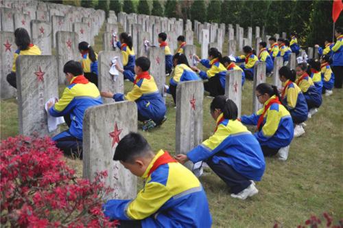 南江县公山镇小学清明祭英烈