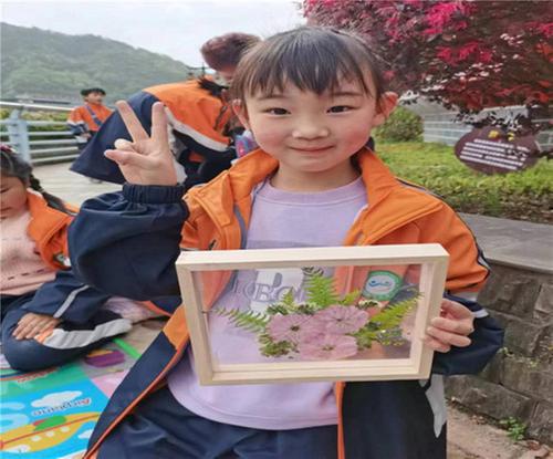 南江县青少年学生校外活动中心朝阳活动站开展树叶拼贴画制作活动