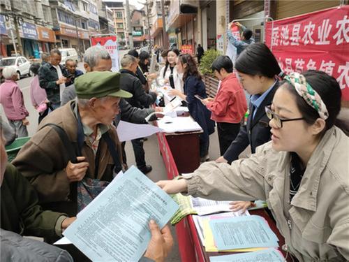 岳池县开展“放心农资下乡”宣传活动