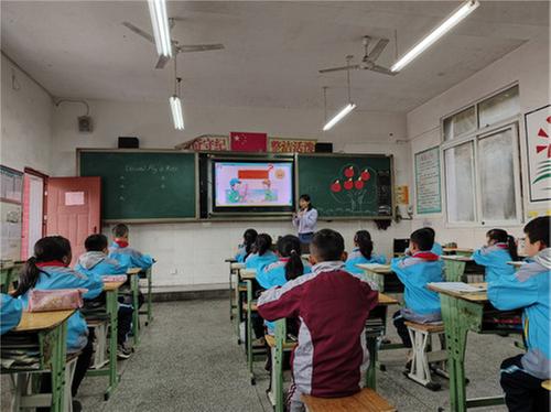 南江县龙渠小学开展学科教师赛课活动