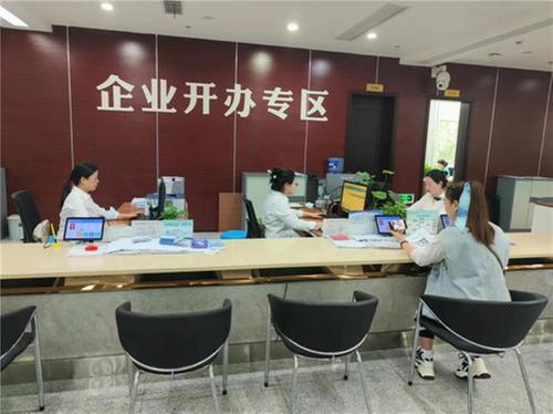 东兴区：“码上看”助力食品经营者“马上办”