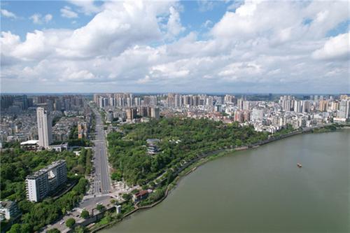 东兴区：推窗见绿 出门入园