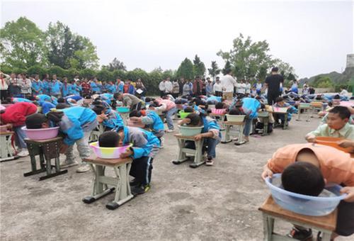 南江县八庙镇小学开展“一盆水闭气式”体验活动