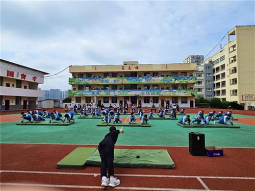 巴州区第十一小学校教师开展体育展评活动