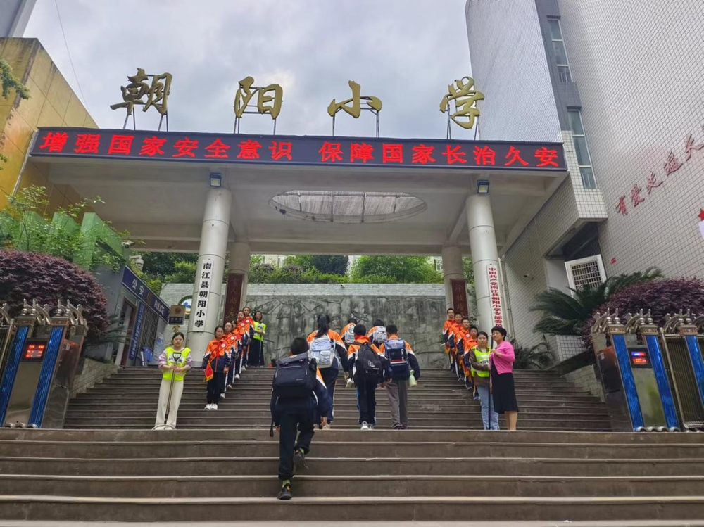 南江县朝阳小学用行动点亮学生的心灯
