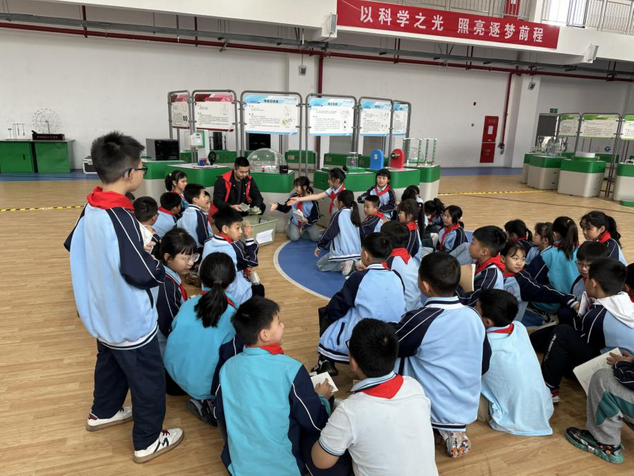 雅安市科技馆到荥经实验学校开展科学知识进校园活动