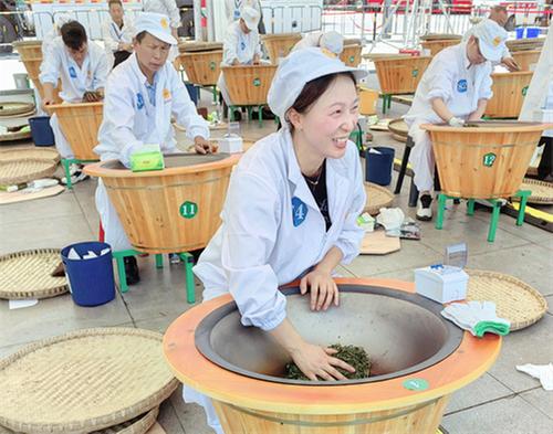 洪雅县手工制茶人文国平、龚瑶勇夺川渝手工制茶大赛团体冠军