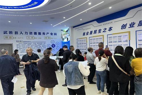 武胜县人社局：人勤春来早  “岗”到秋华实