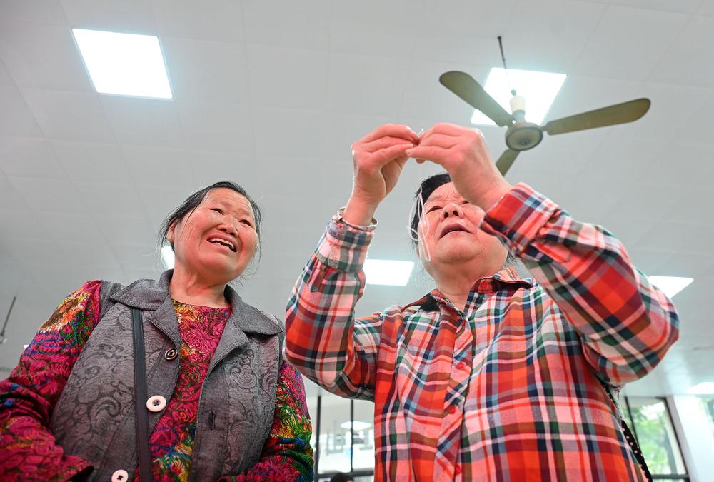 东兴区：社区老人运动忙