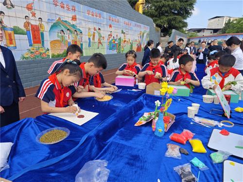 南江县正直督学责任区劳动实践现场会在朱公小学召开