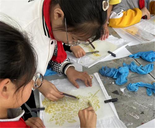 寻找校园千年色 托起扎染传承梦——走进枣山小学创意扎染工作坊