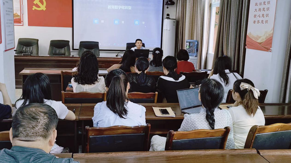 南江县正直镇小学开展“信息技术与学科融合”专题培训