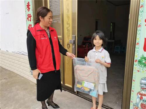 广安经开区奎阁街道工会开展困难儿童慰问活动