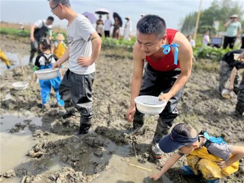 青神县：亲子泥巴足球赛  踢出“眉好”家庭爱