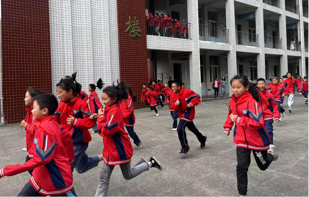 南江县沙河镇小学举行地震应急疏散演练