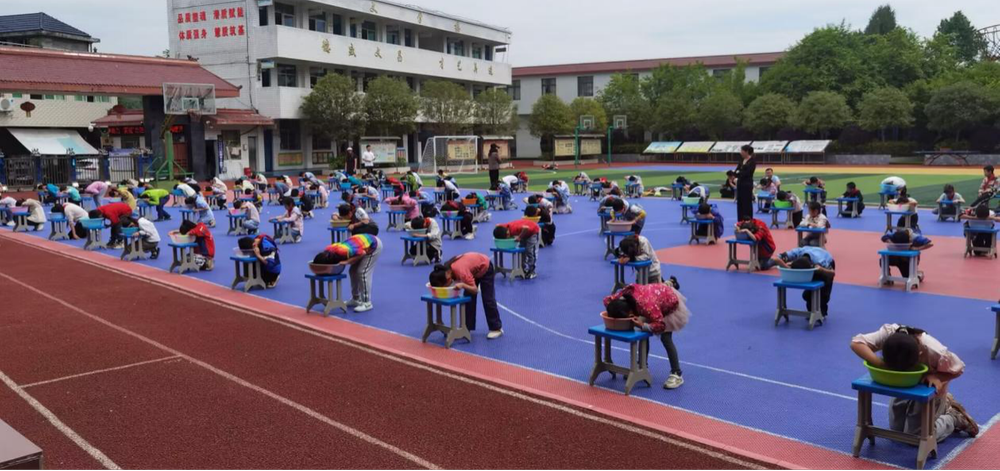 南江县傅家小学开展“一盆水闭气”体验活动