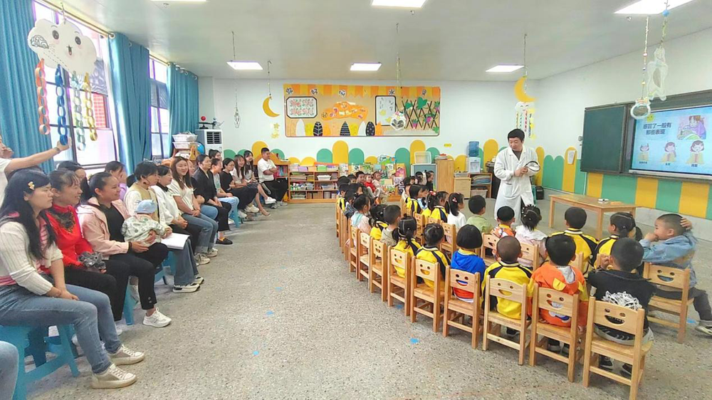 长赤镇桥梁幼儿园开展家长进课堂活动